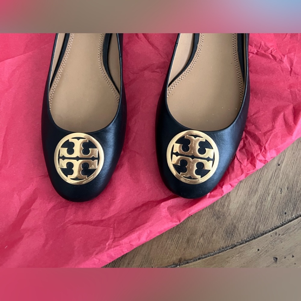 Tory Burch Gold Medallion Shoes Size 8